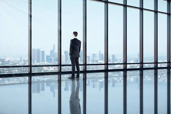 Rückansicht Eines Geschäftsmannes Der Aus Dem Fenster Ein Modernes Leeres — Stockfoto