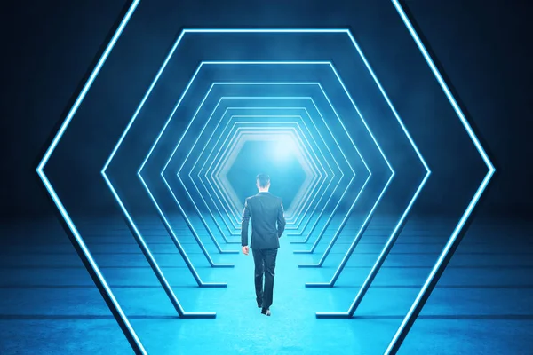 Geschäftsmann Der Einem Modernen Blauen Interieur Mit Abstrakt Leuchtenden Sechseckkorridor — Stockfoto