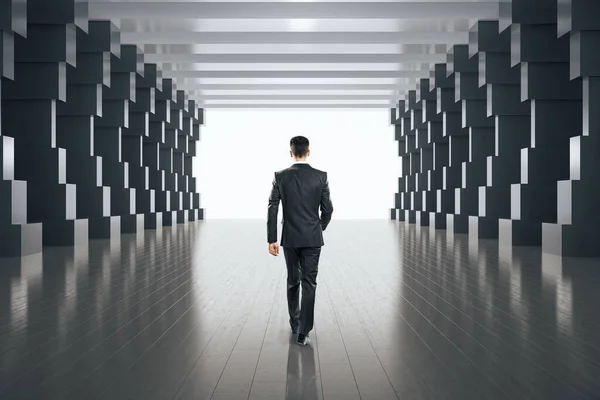 Empresario Caminando Interior Del Túnel Hormigón Brillante Minimalista Diseño Futurista — Foto de Stock