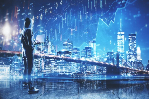 Bilgisayar Korsanının Elinde Şehrin Arka Planında Dijital Grafik Hologramı Var — Stok fotoğraf