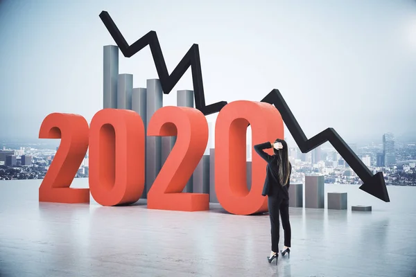 女商人看着倒行逆施的图表和箭头以及2020年的文本 全球经济危机和金融风险概念 — 图库照片