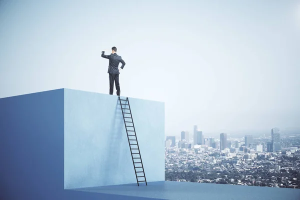 Empresario Pie Sobre Cubo Azul Con Escalera Sobre Fondo Ciudad — Foto de Stock