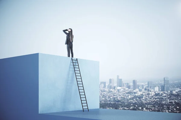 Jovem Empresária Cubo Azul Com Escada Fundo Cidade Motivação Conceito — Fotografia de Stock