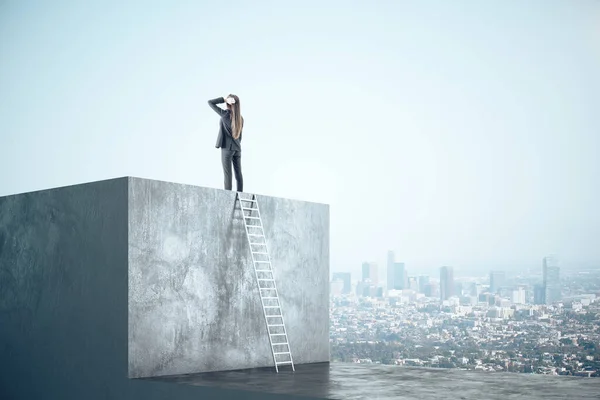 Zakenvrouw Betonnen Kubus Kijk Verte Achtergrond Van Stad Motivatie Carrièresucces — Stockfoto