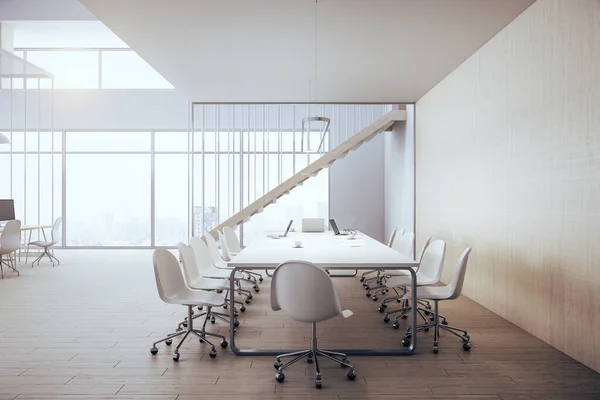 Intérieur Réunion Avec Escalier Ordinateur Portable Équipement Sur Table Vue — Photo