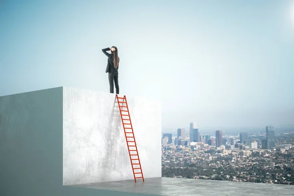 Zakenvrouw Staat Grijze Kubus Met Ladder Kijkt Naar Afstand Succes — Stockfoto