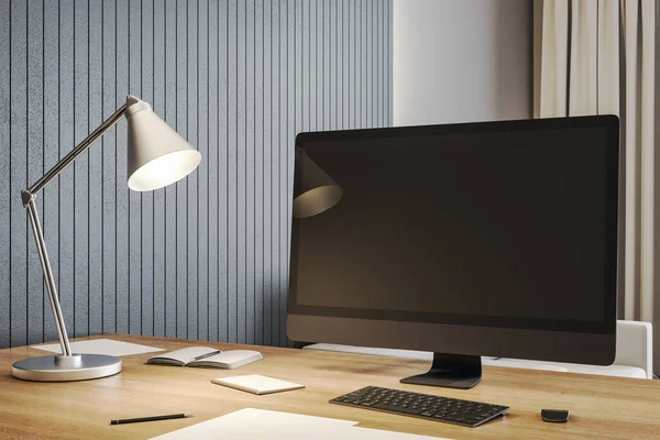 Designer Desktop Med Tom Svart Datorskärm Och Lampa Affärs Och — Stockfoto