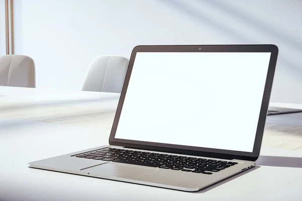 Üres Fehér Mock Képernyő Laptop Asztalon Irodában Renderelés — Stock Fotó