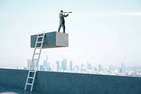 はしごでコンクリートキューブに立って望遠鏡を持つビジネスマンや都市の背景に距離を調べる モチベーションとキャリアの成功コンセプト — ストック写真