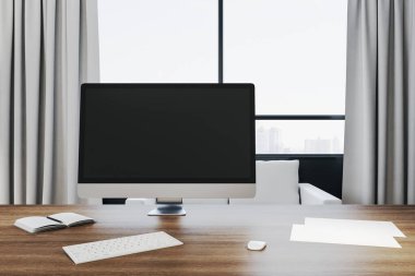 Masaüstünde boş siyah bilgisayar monitörü, gün ışığı ve şehir manzaralı modern ofis işyeri. 3B Hazırlama