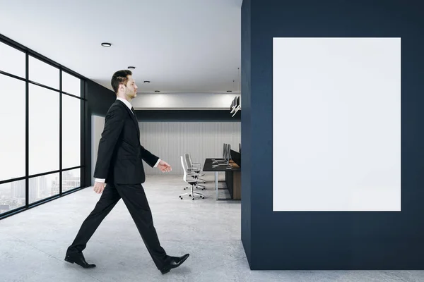 商人走进阁楼 同事间的办公室 在墙上挂着家具和空白的海报 3D渲染 — 图库照片