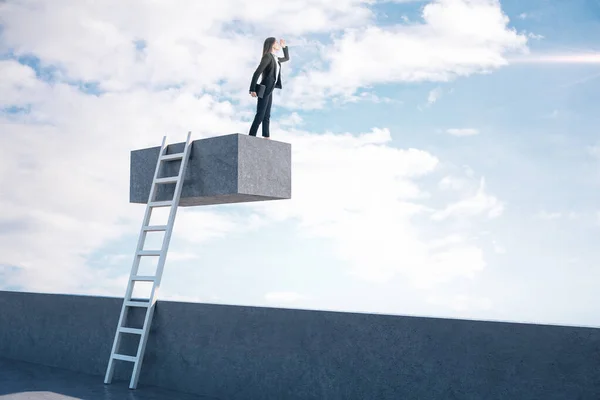 Jovem Empresária Cubo Com Escada Olhar Para Distância Motivação Conceito — Fotografia de Stock