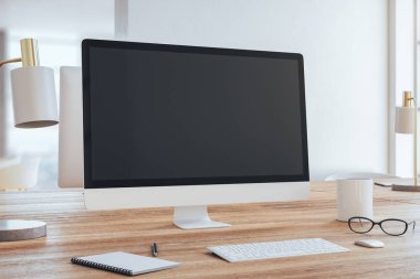 Boş bilgisayar ekranı, kahve fincanı, klavyesi ve lambası olan modern tasarımcı masaüstü. Çevrimiçi reklam ve dijital eğitim konsepti. Modifiye et, 3B Hazırlama