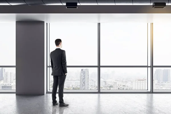 Geschäftsmann Modernen Saalinnenraum Mit Panoramischem Blick Auf Die Stadt Arbeitsplatz — Stockfoto
