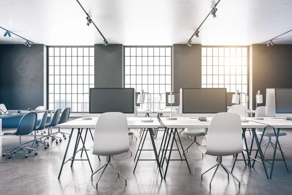 Moderne Büroräume Mit Computer Und Blick Auf Die Stadt Arbeitsplatz — Stockfoto