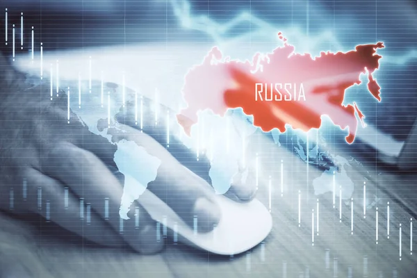 ロシアの地図と落下チャートとコンピュータマウスを使用してビジネスマンの手 ビジネスと金融危機の概念 二重露光 — ストック写真