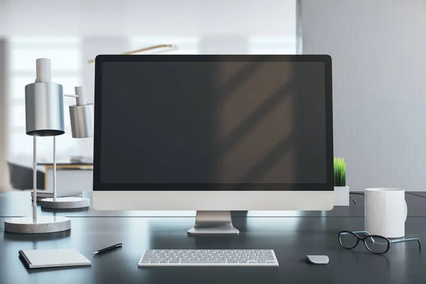 ブラックコンピュータ画面 コーヒーカップ キーボードとランプ付きのモダンなデザイナーデスクトップ オンライン広告とデジタル教育の概念 モックアップ 3Dレンダリング — ストック写真