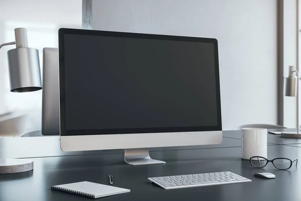 Kopiuj Miejsce Ekranie Komputera Lampę Kubek Stole Biurze Internetowy Biznes — Zdjęcie stockowe