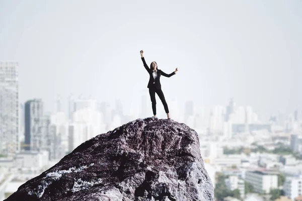 Geschäftsfrau Steht Auf Einem Berggipfel Vor Abstrakter Wolkenkratzerstadt Kulisse Führungs — Stockfoto