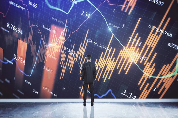 Pensiv Affärsman Står Nära Ekonomiska Krisen Aktiediagram Och Pil Virtuell — Stockfoto