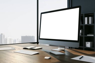 Boş beyaz bilgisayar ekranı ve şehir görüşü olan yaratıcı tasarımcı işyeri. Çevrimiçi reklam ve dijital eğitim konsepti. Modifiye et, 3B Hazırlama