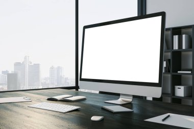 Boş beyaz bilgisayar ekranı ve şehir görüşü olan yaratıcı tasarımcı işyeri. İş yeri ve yaşam tarzı konsepti. 3B Hazırlama