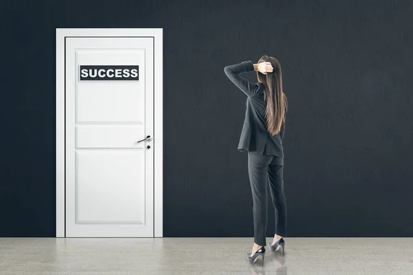 Geschäftsfrau Blickt Mit Erfolgsschild Vor Die Tür Geschäfts Und Herausforderungskonzept — Stockfoto