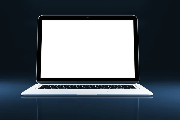 Laptop Mit Leerem Weißen Bildschirm Auf Dem Schreibtisch Arbeitsplatz Und — Stockfoto