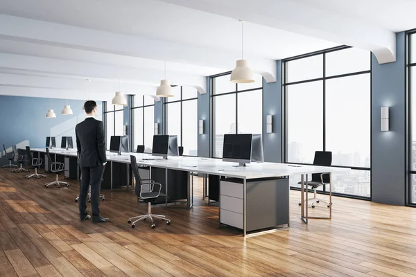 Uomo Affari Piedi Coworking Contemporaneo Interno Ufficio Con Computer Vista — Foto Stock