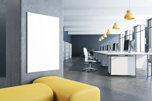 グレーの壁にコンピューターと空白のバナー付きの現代的なオフィスルーム 職場とライフスタイルの概念 3Dレンダリング — ストック写真