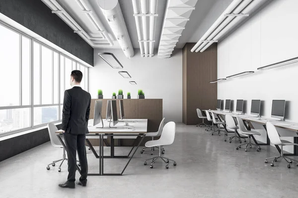 Επιχειρηματίας Στέκεται Στο Σύγχρονο Εσωτερικό Γραφείο Αίθουσα Υπολογιστές Και Θέα — Φωτογραφία Αρχείου