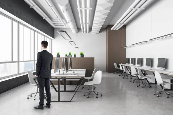 Homme Affaires Debout Dans Hall Intérieur Bureau Moderne Avec Ordinateurs — Photo