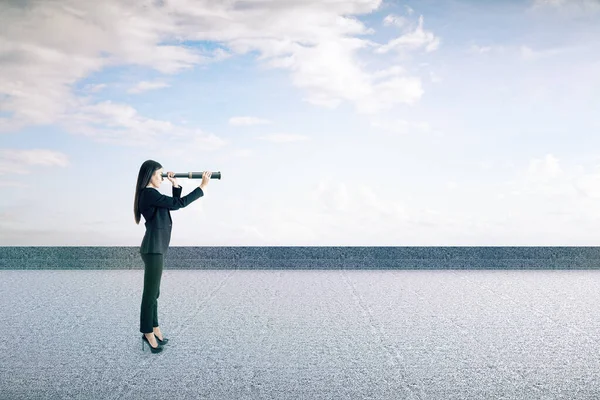 Geschäftsfrau Mit Fernglas Auf Betonboden Und Hellem Himmel Mit Wolkenhintergrund — Stockfoto