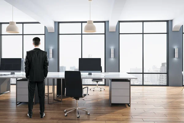 Homme Affaires Debout Dans Intérieur Moderne Bureau Coworking Avec Ordinateur — Photo