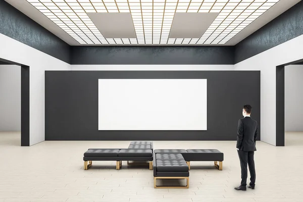 Hombre Negocios Mirando Póster Blanco Interior Galería Moderna Concepto Arte — Foto de Stock