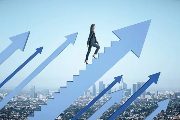 実業家は市の背景に矢印の形で階段を登る ビジネスと勝利の概念 — ストック写真