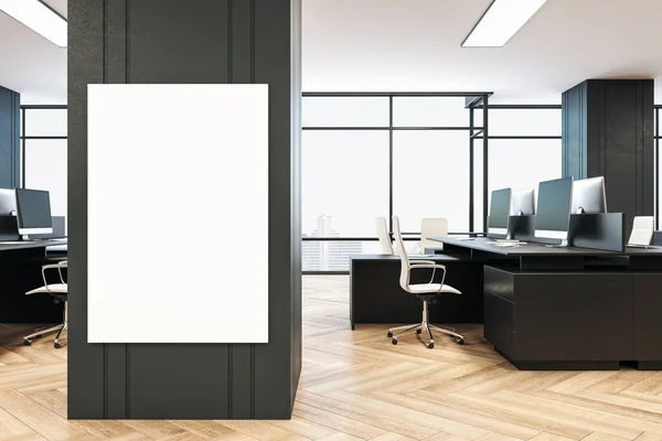Modern Ofis Içi Duvarında Boş Dikey Pankart Gün Işığı Mobilya — Stok fotoğraf