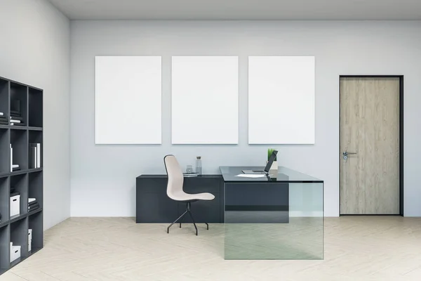 奢华总监办公室眼镜桌上有笔记本电脑墙上有三块空白广告牌工作场所和生活方式的概念 3D渲染 — 图库照片
