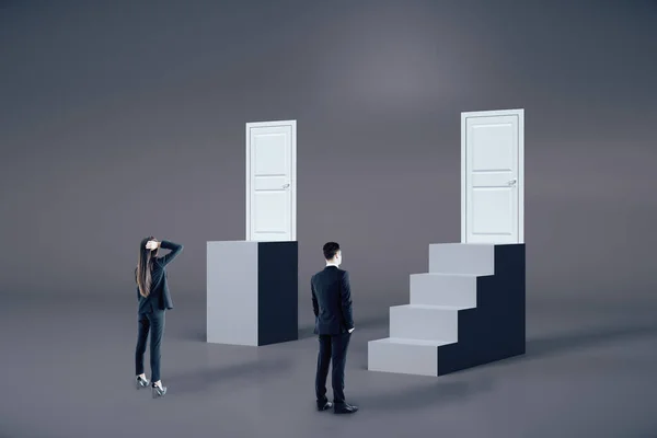 Бизнесмен Деловая Женщина Смотрят Лестницу Закрытой Дверью Концепция Лидерства Успеха — стоковое фото