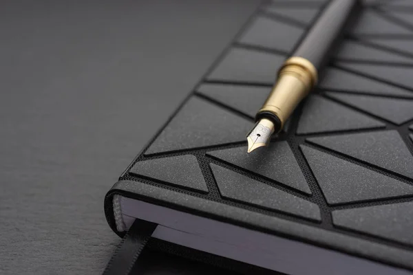 Τραπέζι γραφείου με σημειωματάριο. πένα στυλό με μαύρη λαβή. — Φωτογραφία Αρχείου