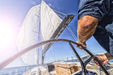 adam yelkende navigasyon sürüş