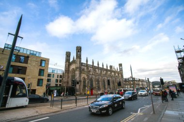 Aziz Paul Kilisesi ve Edinburgh 'daki Aziz George Kilisesi.