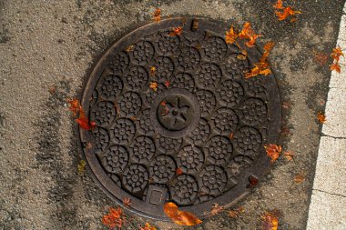 Kyoto Eyaleti, Kansai, Japonya - 21 Kasım 2019 - Kyoto 'nun tasarımıyla işlenmiş rögar kapağı
