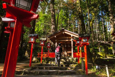 Kurama, Kyoto Bölgesi, Kansai, Japonya - 21 Kasım 2019 - Kurama Dağı 'ndaki Kibune Tapınağı Yuinoyashiro turistleri