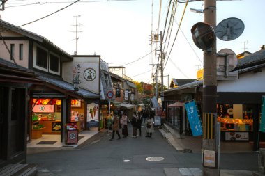 Kyoto Bölgesi, Kansai, Japonya - 21 Kasım 2019 - Ginkakuji Tapınağı 'na giden yürüyüş yolu manzarası