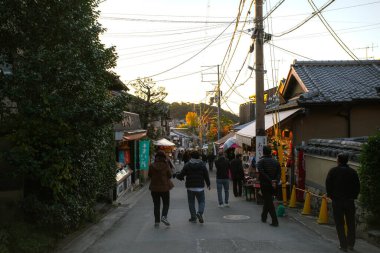 Kyoto Bölgesi, Kansai, Japonya - 21 Kasım 2019 - Ginkakuji Tapınağı 'na giden yürüyüş yolu manzarası