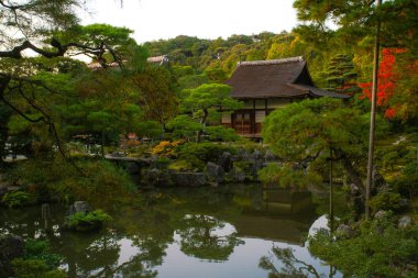 Ginkaku-ji (Gümüş Köşk Tapınağı), resmi adı Jisho-ji (Parlayan Merhamet Tapınağı), Japonya 'nın Kansai eyaletinin Sakyo bölgesinde bir Zen tapınağı.