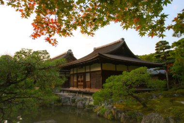 Ginkaku-ji (Gümüş Köşk Tapınağı), resmi adı Jisho-ji (Parlayan Merhamet Tapınağı), Japonya 'nın Kansai eyaletinin Sakyo bölgesinde bir Zen tapınağı.