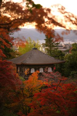 Ginkaku-ji (Gümüş Köşk Tapınağı), resmi adı Jisho-ji (Parlayan Merhamet Tapınağı), Japonya 'nın Kansai eyaletinin Sakyo bölgesinde bir Zen tapınağı.