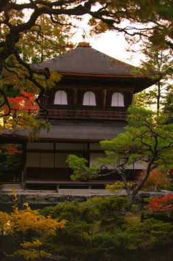 Ginkaku-ji (Gümüş Köşk Tapınağı), resmi adı Jisho-ji (Parlayan Merhamet Tapınağı), Japonya 'nın Kansai eyaletinin Sakyo bölgesinde bir Zen tapınağı.